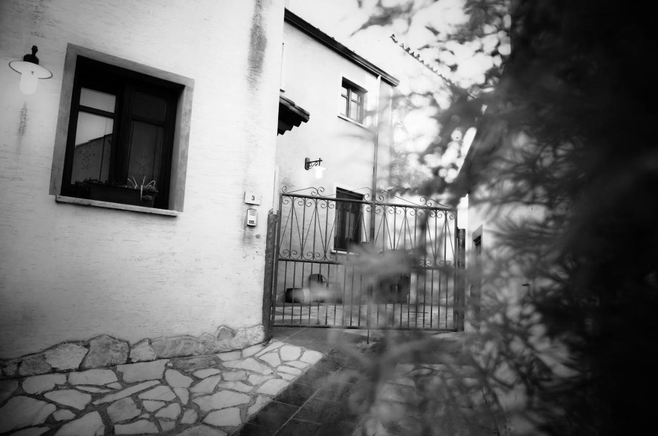 Casa De Ajala - B&B De Charme In Antica Dimora Totalmente Ristrutturata E Dotata Di Tutti I Confort Bagni Privati Spazio Living Patio Esterno Ambienti Climatizzati Degustazioni Prodotti Locali Laconi Exterior photo