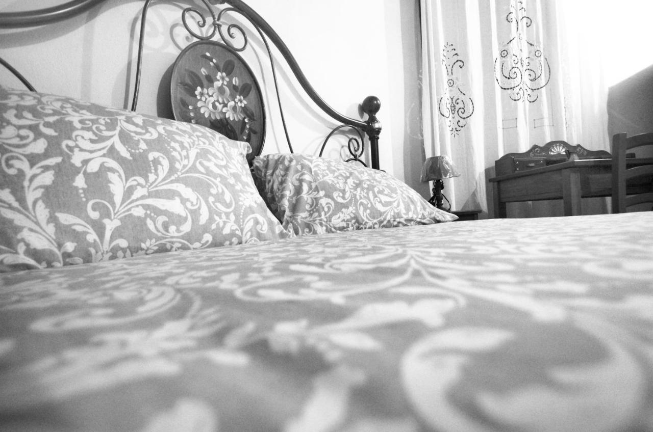 Casa De Ajala - B&B De Charme In Antica Dimora Totalmente Ristrutturata E Dotata Di Tutti I Confort Bagni Privati Spazio Living Patio Esterno Ambienti Climatizzati Degustazioni Prodotti Locali Laconi Exterior photo